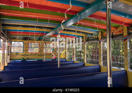 August 6, 2017 Medellin, Kolumbien Innenraum einer "Chiva"-Bus eine bunte Oldtimer a a Party Bus während der Flower Festival verwendet Stockfoto