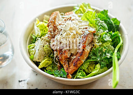 Chicken Ceasar Salat mit gegrilltem Huhn, Parmesan und Dressing Stockfoto
