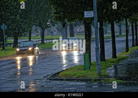 Starker Regen und frühe Dunkelheit sorgen für atrocious Fahrbedingungen an der Great Western Road, wird der Pfad zu den Western Highlands von Glasgow Stockfoto