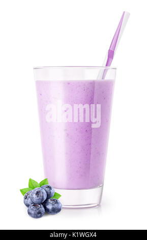 Blueberry Smoothie mit Stroh in Glas und Haufen von frischen Blaubeeren mit Blättern auf weißem Hintergrund. Lila Milchshake. Gesundes Getränk Stockfoto