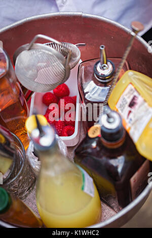 Drink Zutaten: Likör, Flaschen, Obst. Barkeeper Mischwerkzeuge. Stockfoto