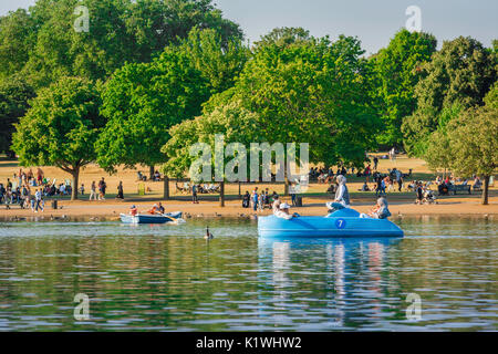 Hyde Park London Sommer, Blick auf eine muslimische Familie, die im Sommer eine Tretbootfahrt auf dem Serpentine Lake im Hyde Park, London, Großbritannien, genießt. Stockfoto