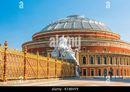 Albert Hall London, Blick auf Touristen, die Statuen auf dem Albert Memorial vor dem Hintergrund der Royal Albert Hall, London, Großbritannien, betrachten Stockfoto