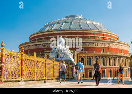 Touristen London UK, Blick auf einen Sommernachmittag von Touristen in Kensington Gardens zu Fuß in Richtung der Royal Albert Hall, London, England, Großbritannien. Stockfoto