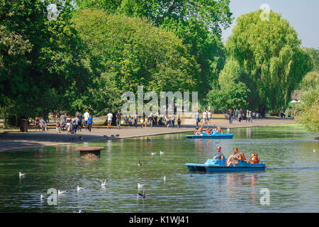 Familie London Park, eine Familie in einem Tretboot ein sommernachmittag am See zum Bootfahren im Regent's Park, London, UK. Stockfoto