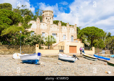 Casa Costa, einem katalanischen modernistischen Gebäude, mit Blick auf den Kiesstrand Platja Llané Petit, Cadaqués, Katalonien, Spanien Stockfoto