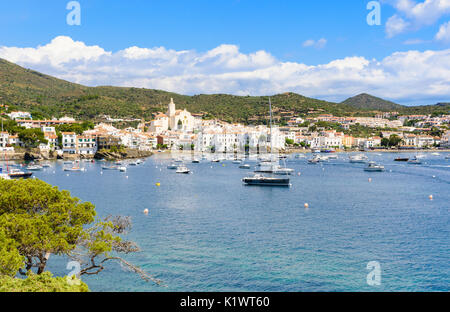 Weiß getünchtes Cadaqués Stadt, von der Kirche Santa Maria mit Blick auf die Boote im blauen Wasser der Bucht von Cadaqués, Katalonien, Spanien gekrönt Stockfoto