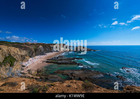 Blick auf den Strand (Praia dos Alteirinhos Alteirinhos) in der Nähe von Zambujeira do Mar in Odemira, Alentejo, Portugal; Konzept für Reisen in Portugal und im Sommer Stockfoto