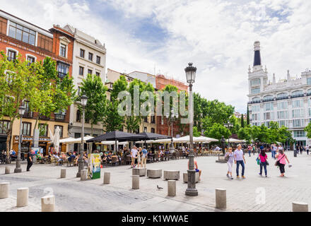 Die Menschen auf der Plaza de Santa Ana im Huertas Bezirk, Madrid, Spanien Stockfoto