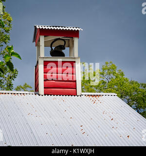Frühling, TX USA - Juli 12, 2017 - Glocke auf dem Dach der Schule in der alten Stadt Frühling TX Stockfoto