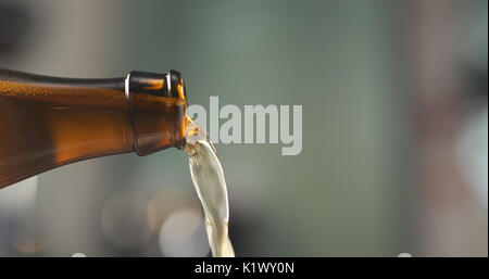 Makro Weizen Bier aus braunen Flasche, große Foto Stockfoto