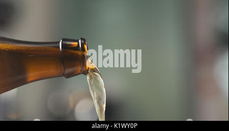 Makro Weizen Bier aus braunen Flasche, große Foto Stockfoto