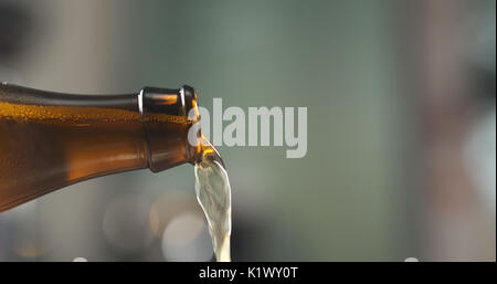 Makro Weizen Bier aus braunen Flasche, große Foto Stockfoto