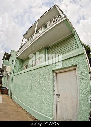 New Orleans, LA USA - Juni 1, 2017 - Grünes Gebäude im Französischen Viertel Stockfoto