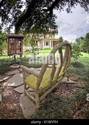 New Orleans, LA USA - Juni 1, 2017 - wenig freie Bibliothek in New Orleans LA aus der St. Charles Ave. Stockfoto