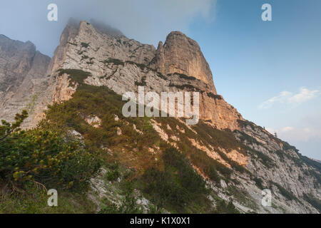 Europa, Italien, Venetien, Belluno, Monti del Sole, Dolomiten. Mann an der ersten Ampel auf der Suche auf der Nordwand des Piz de Mezodi. Stockfoto