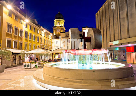 Rijeka Platz und Brunnen abend Ansicht mit Clock Tower Gate, Kvarner, Kroatien Stockfoto