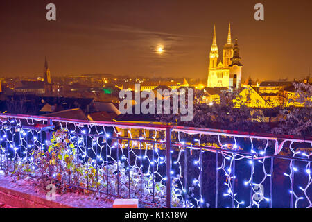 Kathedrale von Zagreb und Stadtbild abend Advent, berühmte Sehenswürdigkeiten der kroatischen Hauptstadt Stockfoto