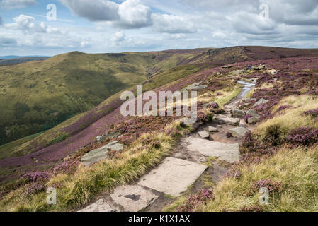 Fußweg am Rande des Kinder Scout in der Nähe von Alfreton, Derbyshire, England. Auf Grindsbrook Clough. Stockfoto