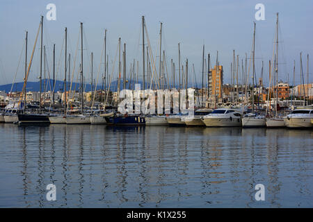 Yachten vor Anker in der Yacht Club, Club Nautico, Jávea mit Gebäuden der Puerto hinter sich. Stockfoto