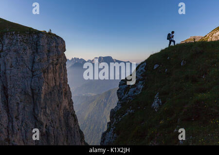 Wanderer in der Silhouette in der Nähe von Gabel Besausega, Dolomiten, Pale di San Lucano, Agordino, Belluno, Region Venetien, Italien, Europa Stockfoto