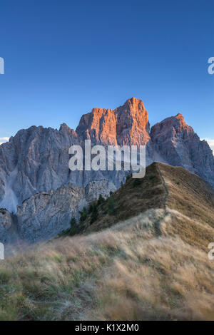 Europa, Italien, Venetien, Cadore. Herbstlicher Sonnenuntergang in Richtung Pelmo bis zum Gipfel des Col de la Puina, Dolomiten Stockfoto