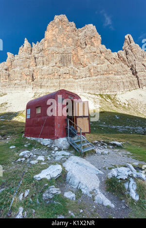 Europa, Italien, Friaul, Pordenone, cimolais. Das biwak Giuliano Perugini, in der oberen Val Montanaia, dahinter das croda Cimoliana, Park der Friu Stockfoto