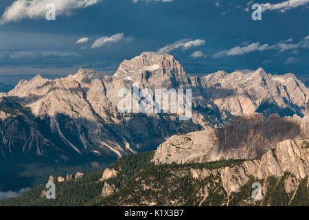 Europa, Italien, Venetien, Belluno, Cortina d Ampezzo. Blick Richtung Sorapiss von Nuvolau, Dolomiten Stockfoto