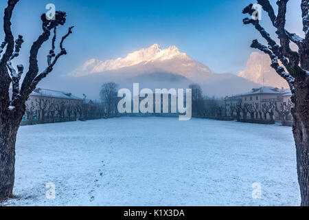 Europa, Italien, Venetien, Belluno. Agordo, der Broi, im Hintergrund das Rathaus vor dem Berg Agner Stockfoto