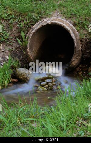 Kleiner Wasserfall von Abflussrohr bei Kiwanis Park Stockfoto