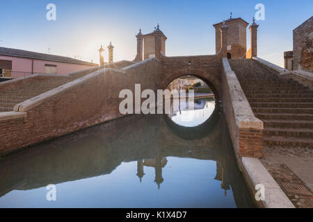 Europa, Italien, Emilia Romagna, Ferrara Comacchio. Die monumentale Dreipunkt-Brücke, bekannt als die Urlaubsmöglichkeiten Stockfoto