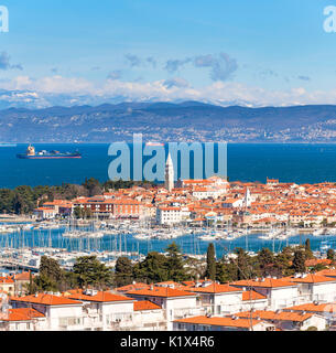 Europa, Slowenien, Istrien. Panoramablick auf die Bucht und die Marina von Izola, Küstenland Stockfoto