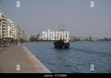 Thessaloniki, Griechenland touristische Schiff durch die Stadt direkt am Meer, mit Touristen, an den Golf von Thermaikos Strandpromenade vor dem Weißen Turm, dem Wahrzeichen der Stadt. Stockfoto