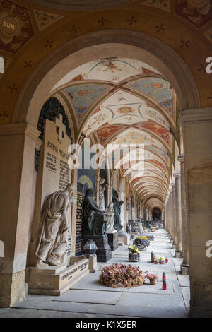 Arcade am Vyšehrad Friedhof auf dem Gelände der Burg Vysehrad in Prag, Tschechische Republik. Es ist die letzte Ruhestätte vieler berühmter Tschechen. Stockfoto