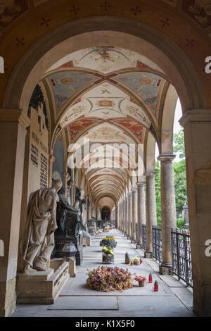 Arcade am Vyšehrad Friedhof auf dem Gelände der Burg Vysehrad in Prag, Tschechische Republik. Es ist die letzte Ruhestätte vieler berühmter Tschechen. Stockfoto