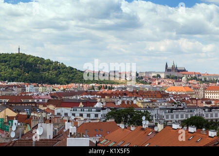 Petrin Hügel, Prag (Hradcany) Schloss und alte Gebäude in Prag, Tschechische Republik, gesehen von der Vysehrad fort. Stockfoto