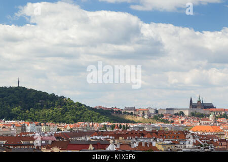 Petrin Hügel, Prag (Hradcany) Schloss und alte Gebäude in Prag, Tschechische Republik, gesehen von der Vysehrad fort. Kopieren Sie Platz. Stockfoto