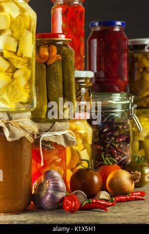 Gläser mit verschiedenen eingelegtes Gemüse. Karotten, Knoblauch, Petersilie in Glas. Konserven. Fermentierte erhalten vegetarisches Essen Konzept Stockfoto