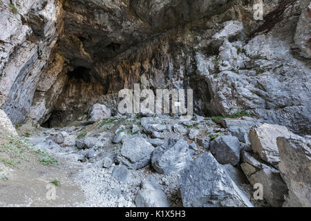 Europa, Italien, Friaul-Julisch-Venetien, Claut, Provinz von Pordenone. Landre Scur Höhle im Wald Lesis Stockfoto
