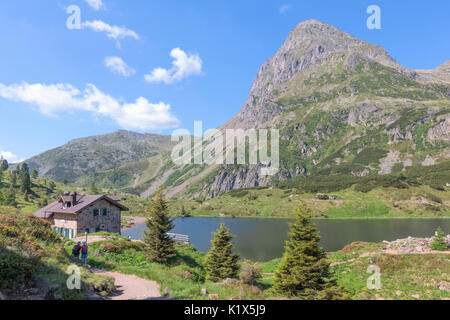 Europa, Italien, Trentino, Trento, Lagorai-Kette, die Colbricon Seen im Sommer mit der kleinen Almhütte in der Nähe der Seen Stockfoto