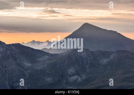 Der Ritterkopf und den Gamskarkogel im Vordergrund. Im Hintergrund der Ankogelgruppe, Nationalpark Hohe Tauern, Österreich Stockfoto