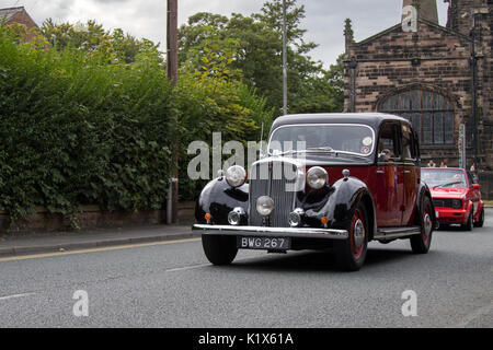 1948 40er Jahre Black ROVER 75 300 2103 ccm, britische Oldtimer aus allen Epochen des Autofahrens, die auf den Straßen des Stadtzentrums und im Coronation Park zu bewundern sind. Stockfoto