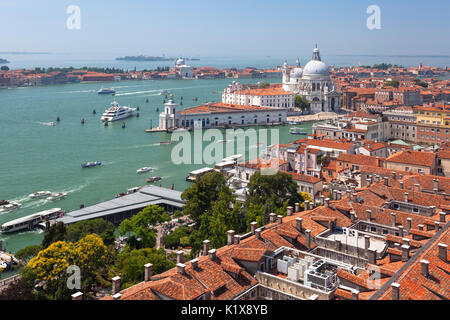 Europa, Italien, Veneto, Venedig. Aus dem Glockenturm von San Marco in Richtung Punta della Dogana und Santa Maria della Salute Übersicht Stockfoto