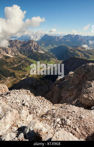 Europa, Italien, Südtirol, Bozen. Panoramablick vom Gipfel des Pisciadu auf die Alta Badia, Dolomiten Stockfoto