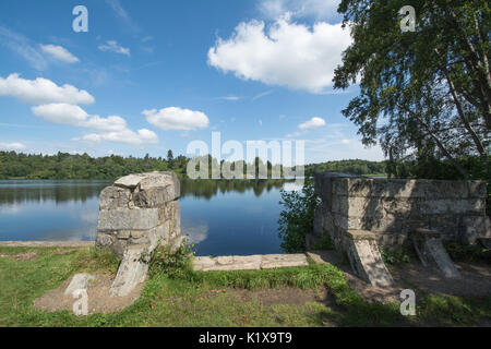 Blick über Virginia Water Lake in Surrey, UK, an einem sonnigen Sommertag Stockfoto