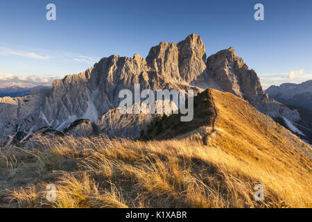 Europa, Italien, Venetien, Cadore. Herbstlicher Sonnenuntergang in Richtung Pelmo bis zum Gipfel des Col de la Puina, Dolomiten Stockfoto