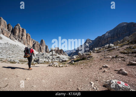 Europa, Italien, Veneto, Belluno, Cortina d Ampezzo. Wanderer in der Nähe von Travenanzes Gabel, angesichts der Tofana di Rozes, Dolomiten Stockfoto