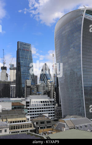 Blick vom Denkmal in der Stadt London, einschließlich The Gherkin, Walkie Talkie und Cheesegrater Gebäude. Stockfoto