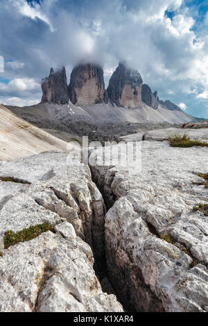 Europa, Italien, Dolomiten. Das Tre Cime di Lavaredo auf der Grenze zwischen den Provinzen Bozen und Belluno. Stockfoto