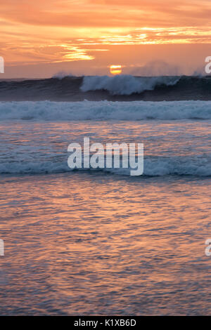 Sonnenuntergang über Surfen Wellen in der Westküste Stockfoto